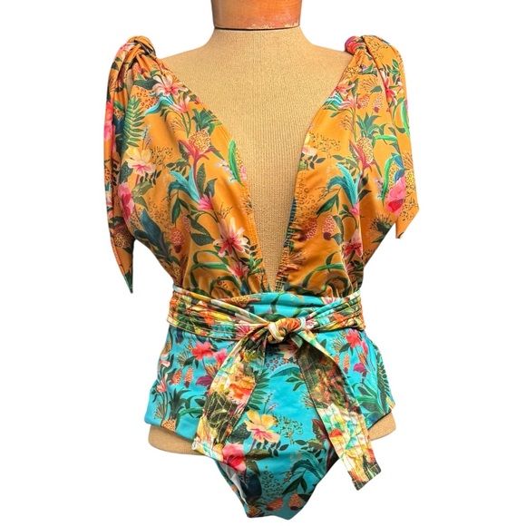 Lina Medina, Colombian Swimsuit - Picture 1 of 7